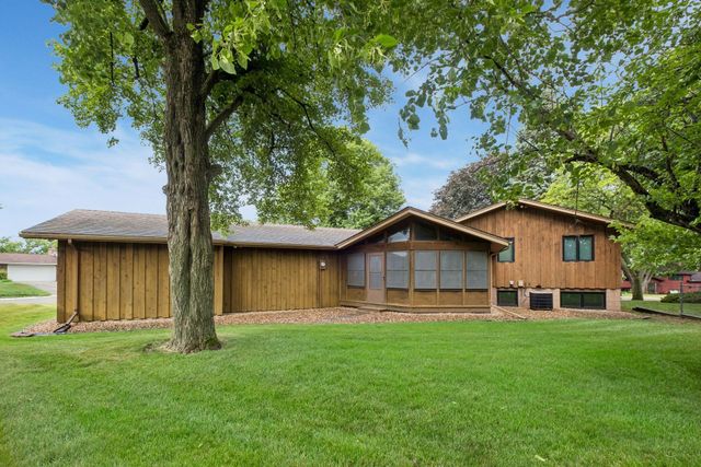 1062 Crestview Drive S, Maplewood, MN 55119
