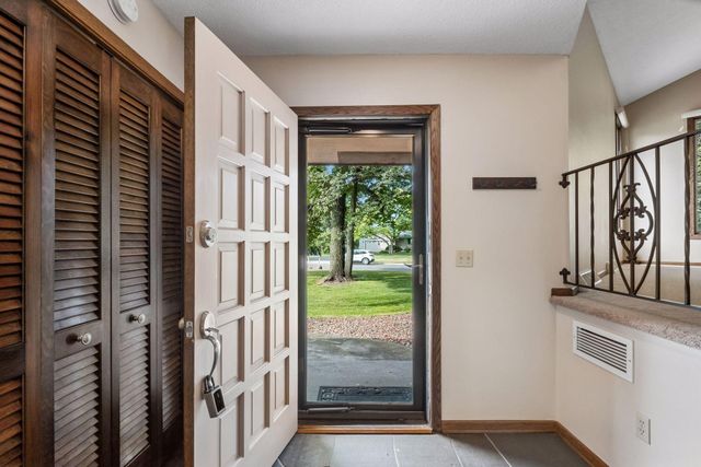 1062 Crestview Drive S, Maplewood, MN 55119