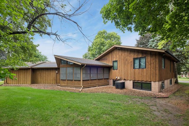 1062 Crestview Drive S, Maplewood, MN 55119