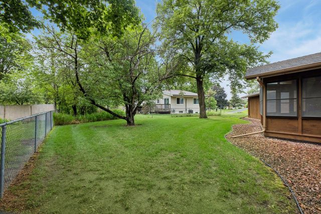 1062 Crestview Drive S, Maplewood, MN 55119