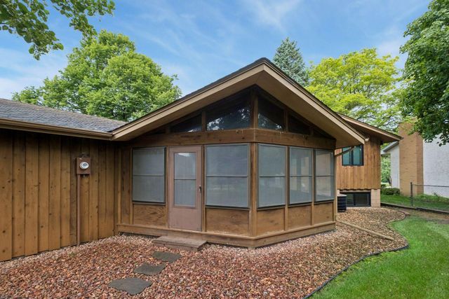 1062 Crestview Drive S, Maplewood, MN 55119