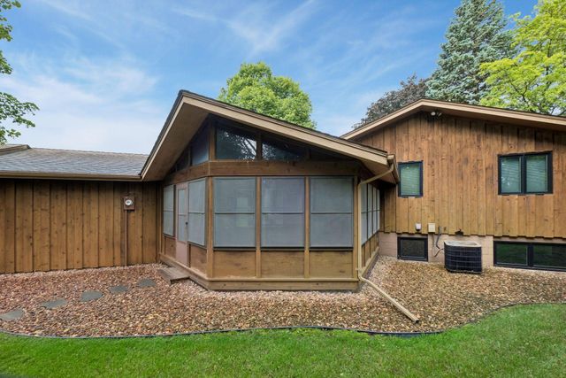 1062 Crestview Drive S, Maplewood, MN 55119