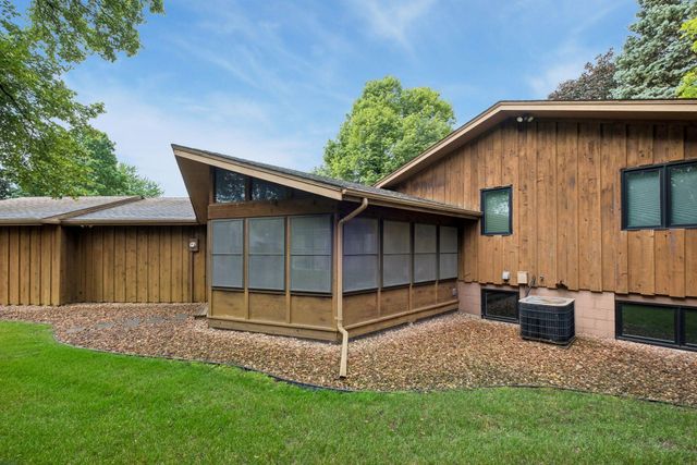1062 Crestview Drive S, Maplewood, MN 55119