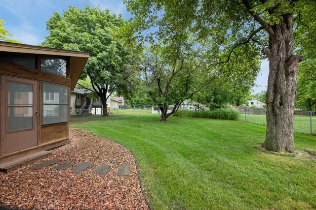 1062 Crestview Drive S, Maplewood, MN 55119