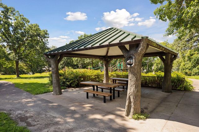 1062 Crestview Drive S, Maplewood, MN 55119
