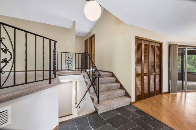 1062 Crestview Drive S, Maplewood, MN 55119