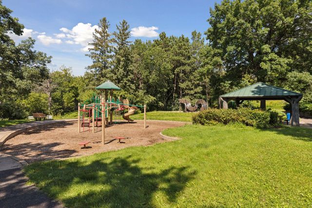 1062 Crestview Drive S, Maplewood, MN 55119