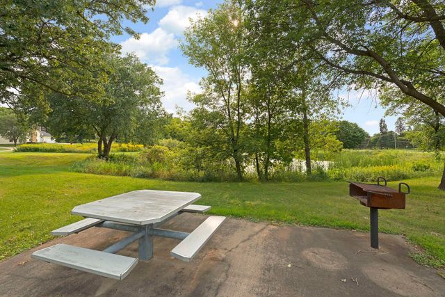 1062 Crestview Drive S, Maplewood, MN 55119