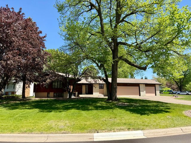 1062 Crestview Drive S, Maplewood, MN 55119