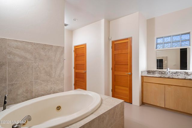 6610 E Cll De Amigos, Tucson, AZ 85750