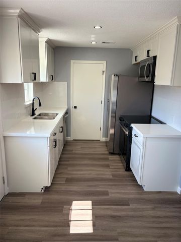 2929 8th Avenue N, Texas City, TX 77590