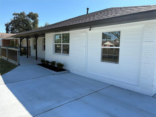 2929 8th Avenue N, Texas City, TX 77590