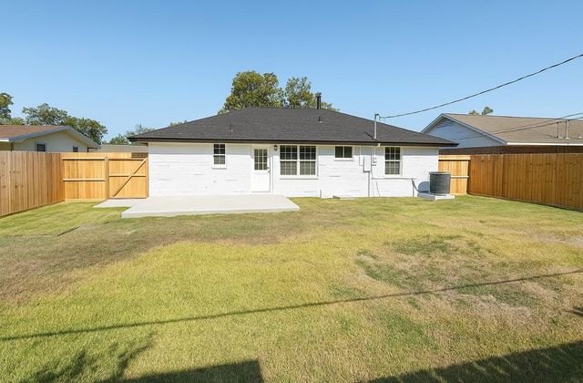 2929 8th Avenue N, Texas City, TX 77590