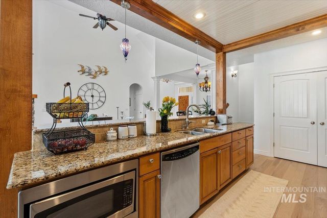 898 W Yosemite Drive, Meridian, ID 83646