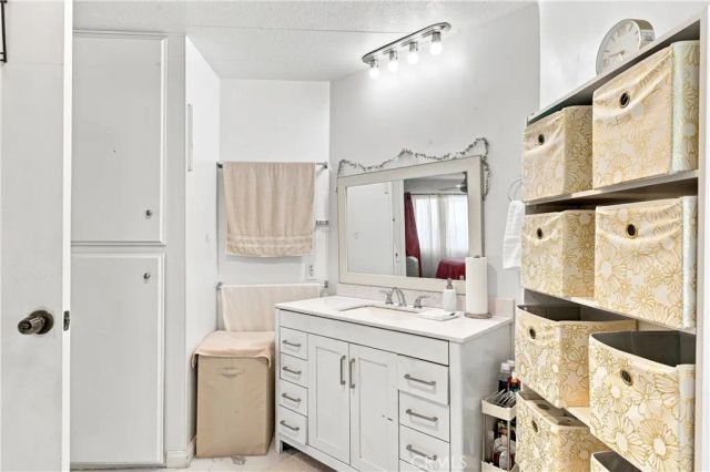 23301 Ridge Route 179, Laguna Hills, CA 92653