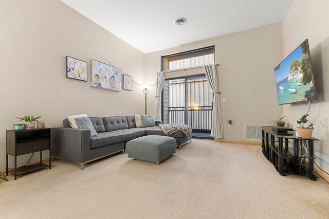 270 4th Street E 203, Saint Paul, MN 55101