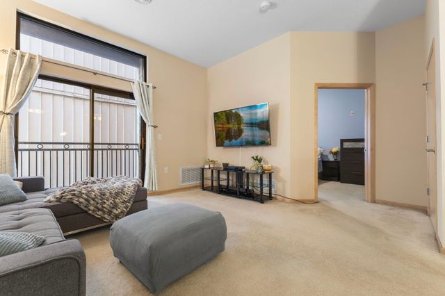 270 4th Street E 203, Saint Paul, MN 55101