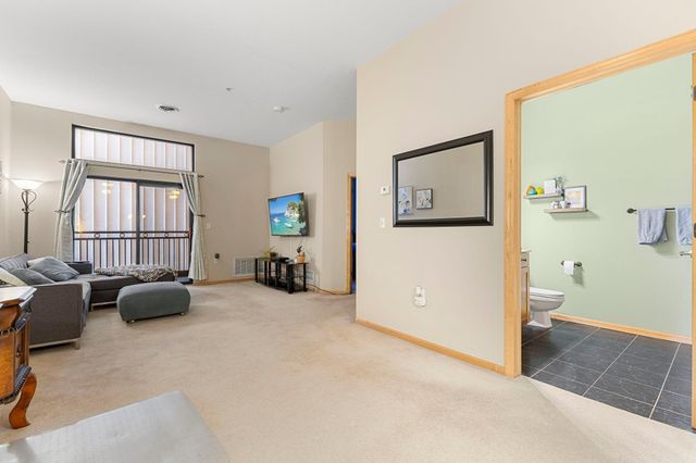 270 4th Street E 203, Saint Paul, MN 55101