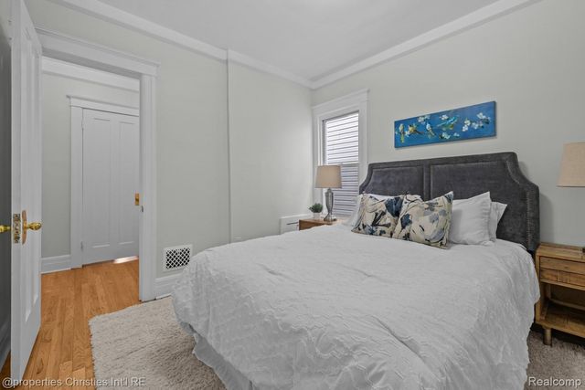 1093-95 Lakepointe Street, Grosse Pointe Park, MI 48230