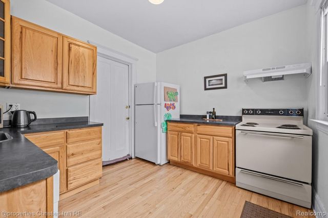 1093-95 Lakepointe Street, Grosse Pointe Park, MI 48230