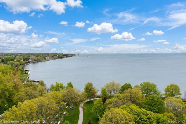 1093-95 Lakepointe Street, Grosse Pointe Park, MI 48230
