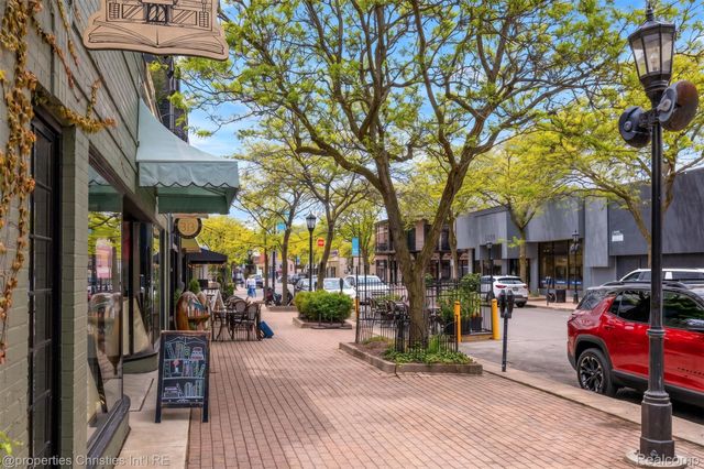 1093-95 Lakepointe Street, Grosse Pointe Park, MI 48230
