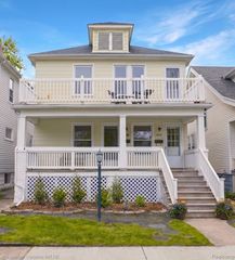 1093-95 Lakepointe Street, Grosse Pointe Park, MI 48230