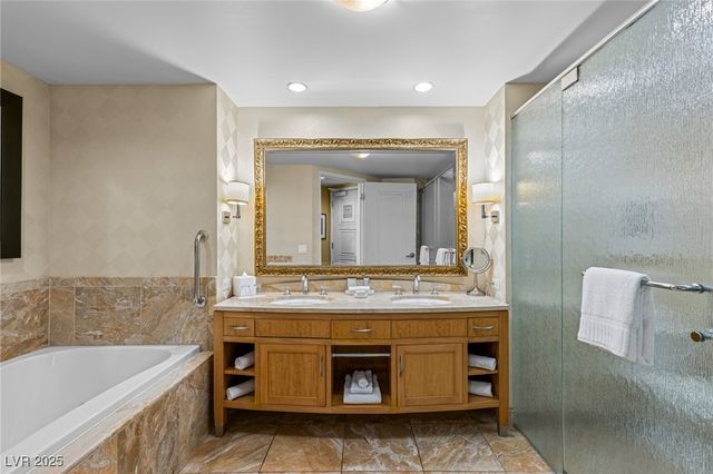 2000 North Fashion Show Drive 2414, Las Vegas, NV 89109