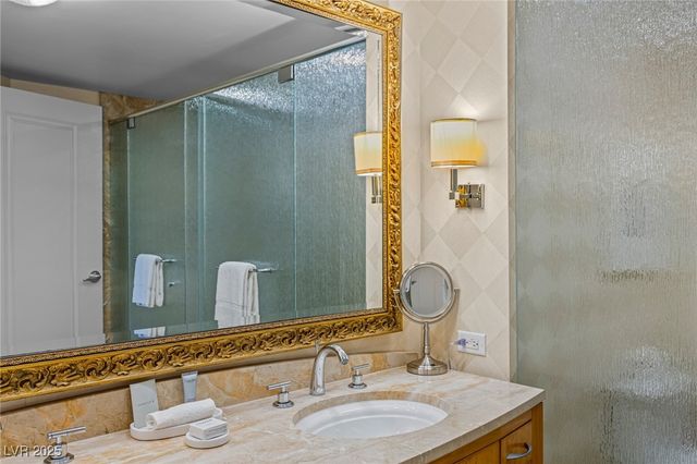 2000 North Fashion Show Drive 2414, Las Vegas, NV 89109