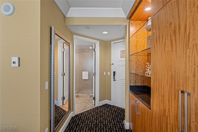 2000 North Fashion Show Drive 2414, Las Vegas, NV 89109