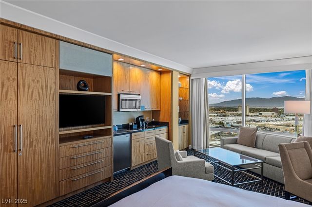 2000 North Fashion Show Drive 2414, Las Vegas, NV 89109