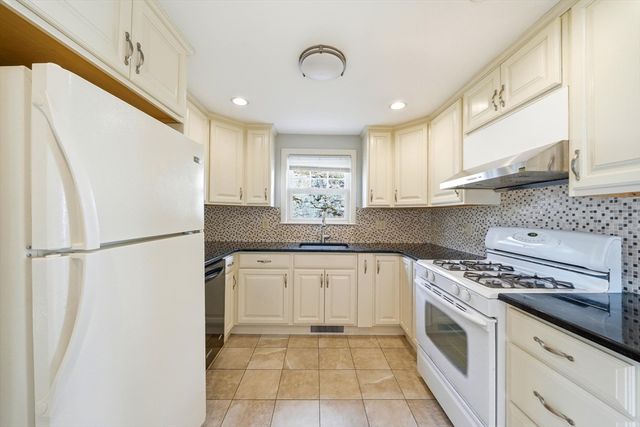 50 Earl St, Malden, MA 02148