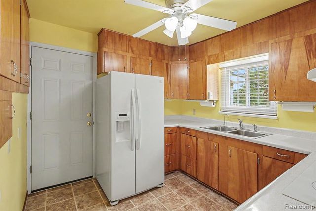 1222 Howe Road, Burton, MI 48509