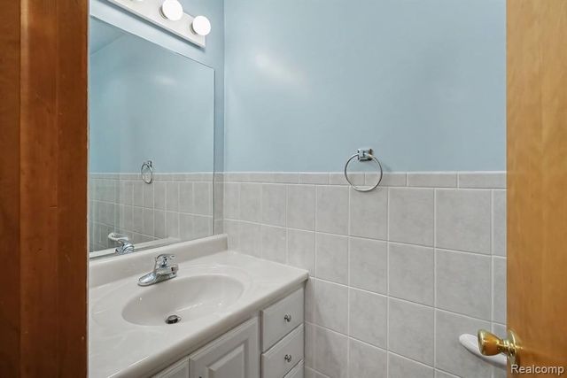 1222 Howe Road, Burton, MI 48509