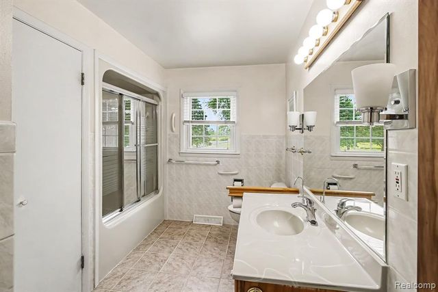 1222 Howe Road, Burton, MI 48509