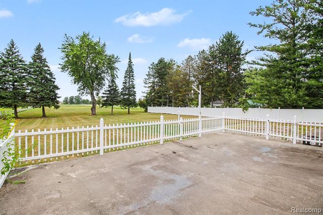 1222 Howe Road, Burton, MI 48509