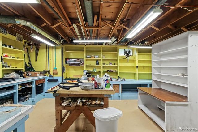 1222 Howe Road, Burton, MI 48509