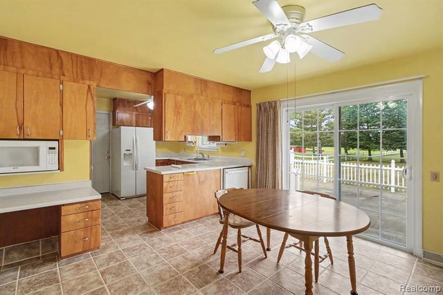 1222 Howe Road, Burton, MI 48509