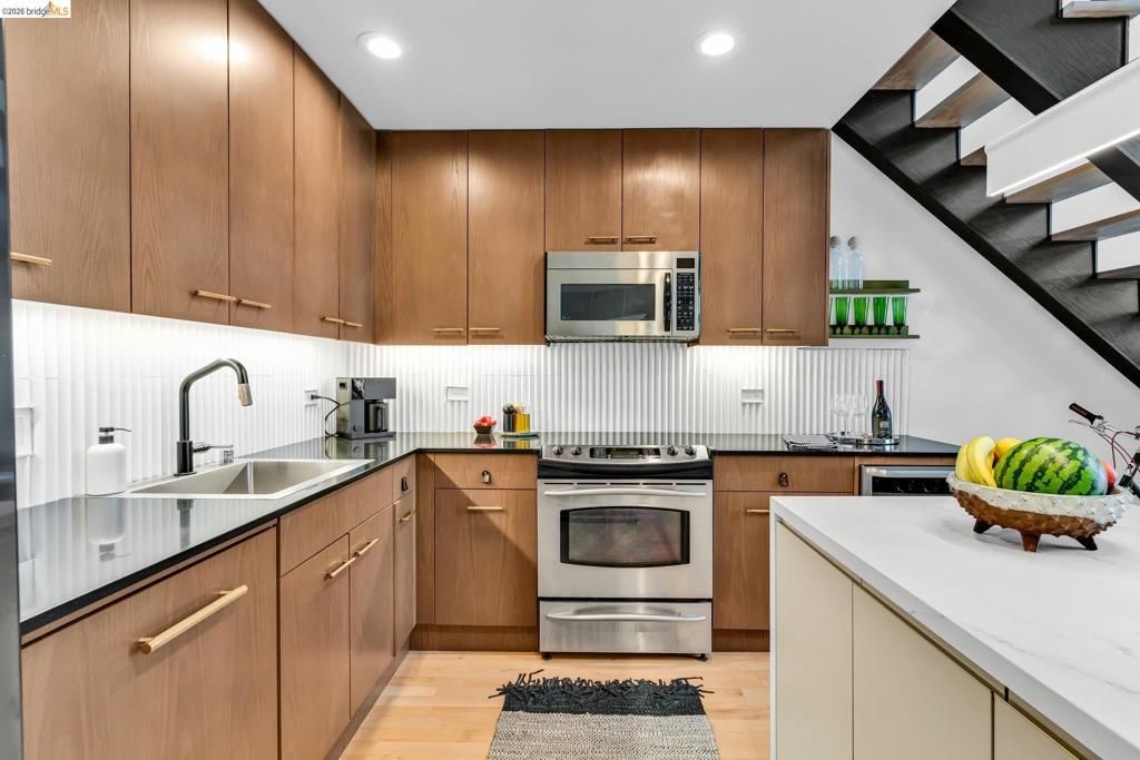 Image 13 of property listing at 311 Oak St 102, Oakland, CA 94607