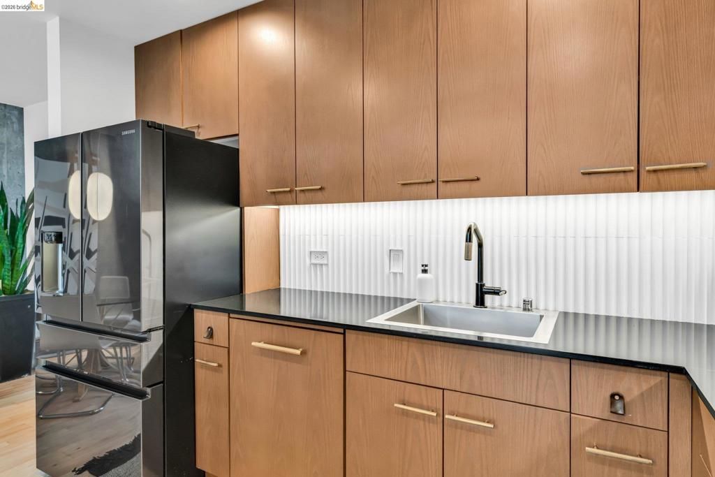 Image 14 of property listing at 311 Oak St 102, Oakland, CA 94607