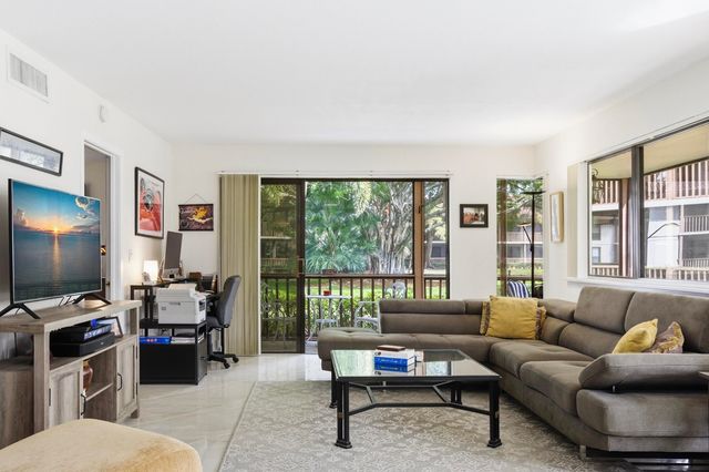 137 Brackenwood Road, Palm Beach Gardens, FL 33418