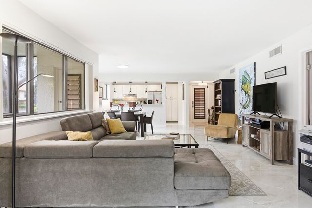 137 Brackenwood Road, Palm Beach Gardens, FL 33418