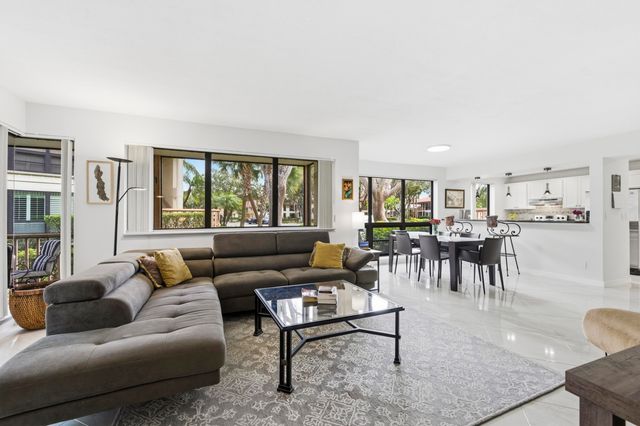 137 Brackenwood Road, Palm Beach Gardens, FL 33418