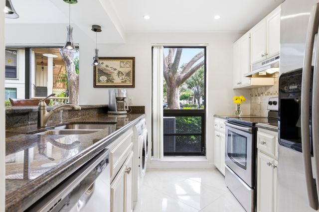 137 Brackenwood Road, Palm Beach Gardens, FL 33418