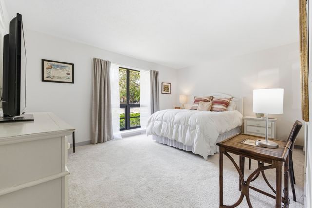 137 Brackenwood Road, Palm Beach Gardens, FL 33418