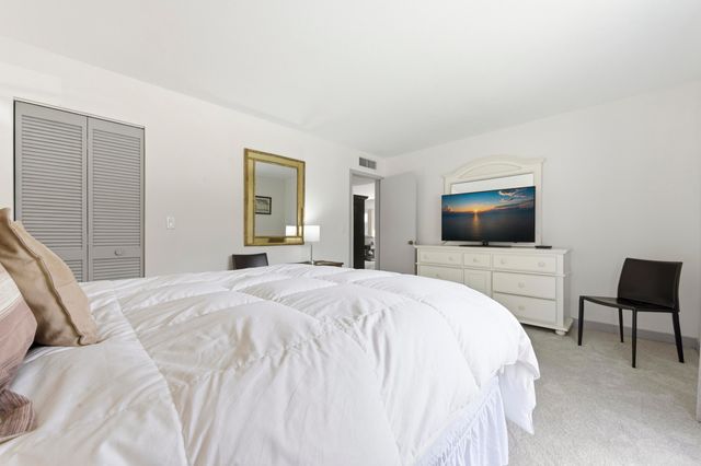 137 Brackenwood Road, Palm Beach Gardens, FL 33418