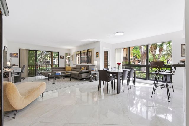 137 Brackenwood Road, Palm Beach Gardens, FL 33418