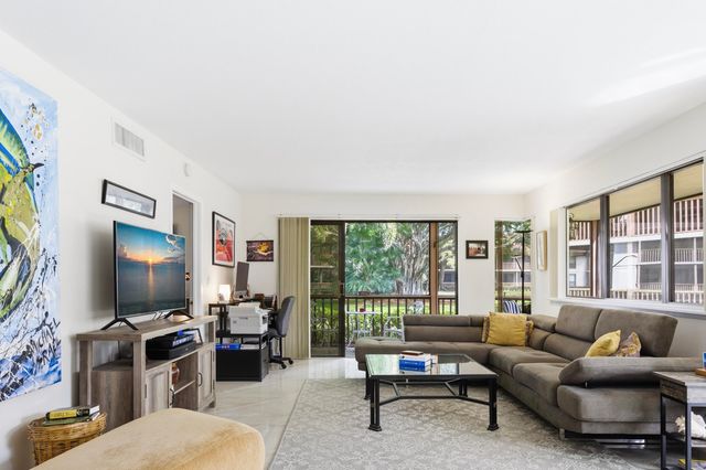 137 Brackenwood Road, Palm Beach Gardens, FL 33418