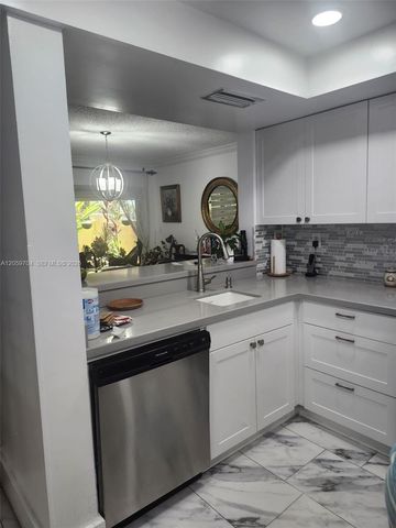 8810 SW 123rd Ct M103, Miami, FL 33186