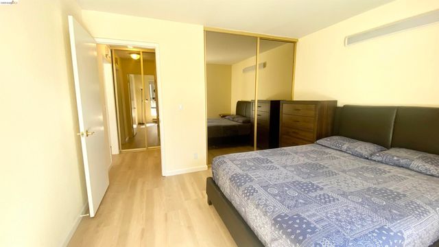 2 Commodore Drive D273, Emeryville, CA 94608